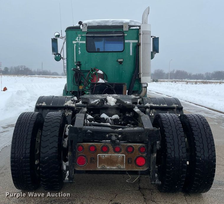 image for item DP0288 2000 International  9100 semi truck