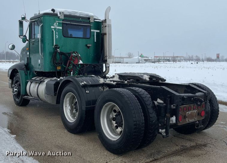 image for item DP0288 2000 International  9100 semi truck