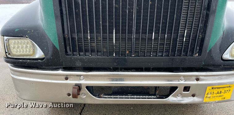 image for item DP0288 2000 International  9100 semi truck