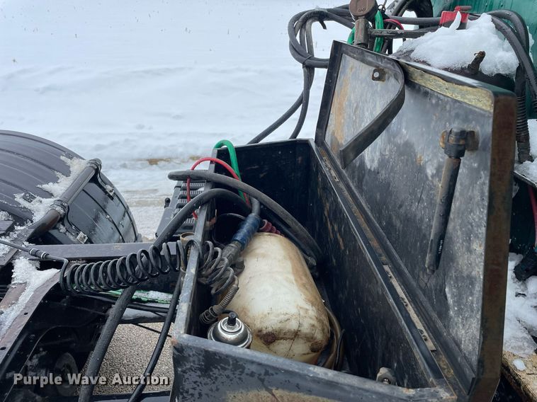 image for item DP0288 2000 International  9100 semi truck