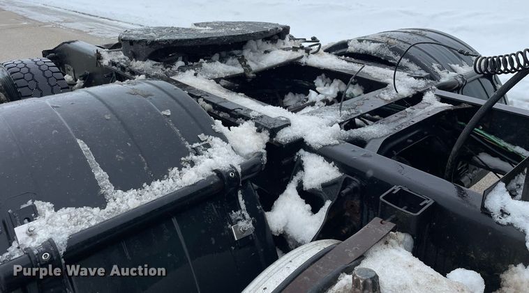 image for item DP0288 2000 International  9100 semi truck