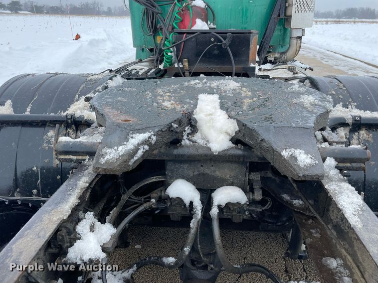 image for item DP0288 2000 International  9100 semi truck