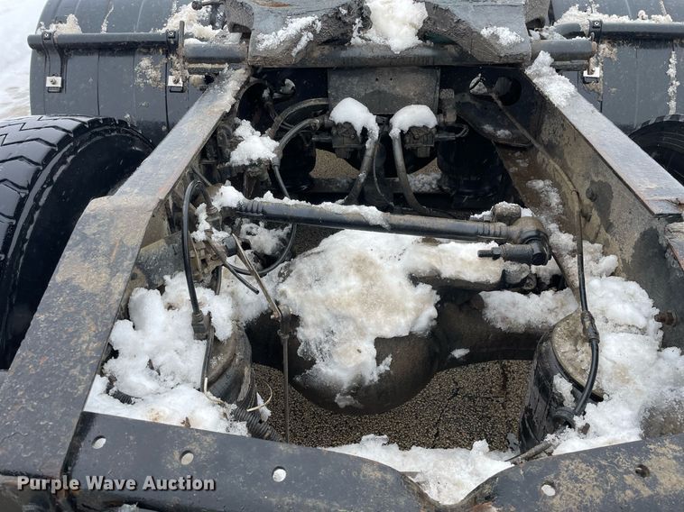 image for item DP0288 2000 International  9100 semi truck