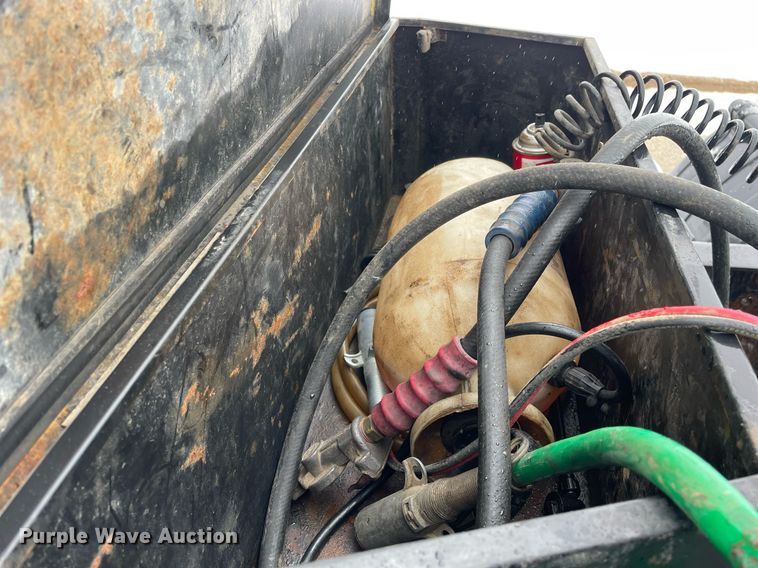 image for item DP0288 2000 International  9100 semi truck