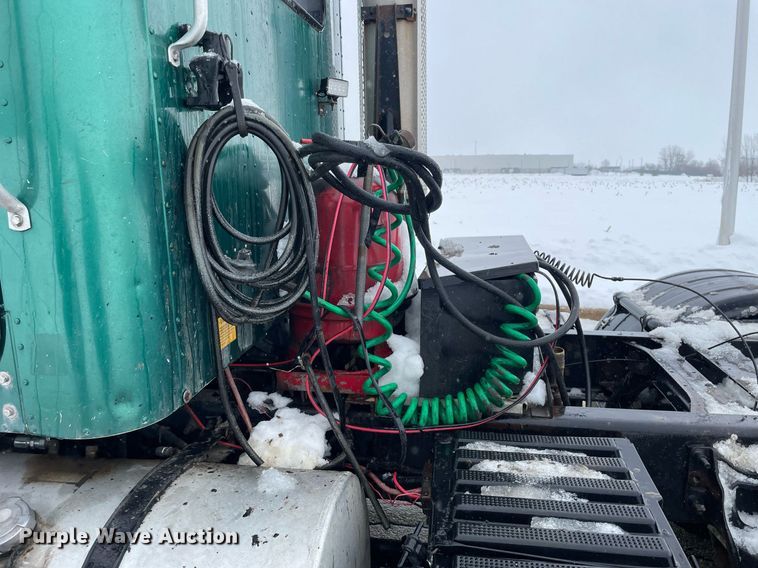 image for item DP0288 2000 International  9100 semi truck