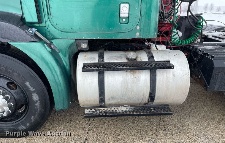 image for item DP0288 2000 International  9100 semi truck