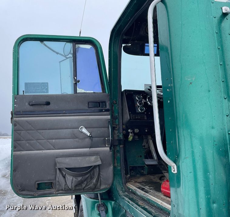 image for item DP0288 2000 International  9100 semi truck