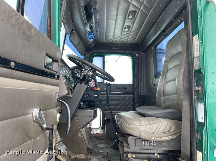 image for item DP0288 2000 International  9100 semi truck