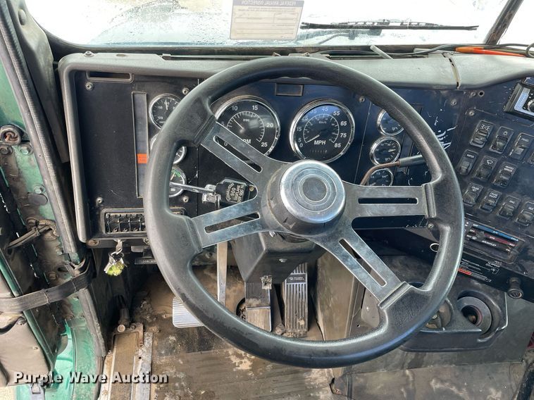 image for item DP0288 2000 International  9100 semi truck