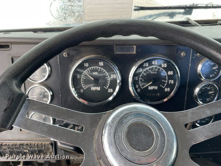 image for item DP0288 2000 International  9100 semi truck