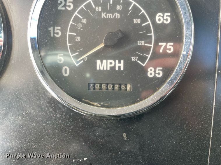 image for item DP0288 2000 International  9100 semi truck