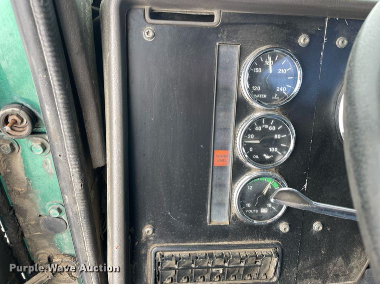 image for item DP0288 2000 International  9100 semi truck