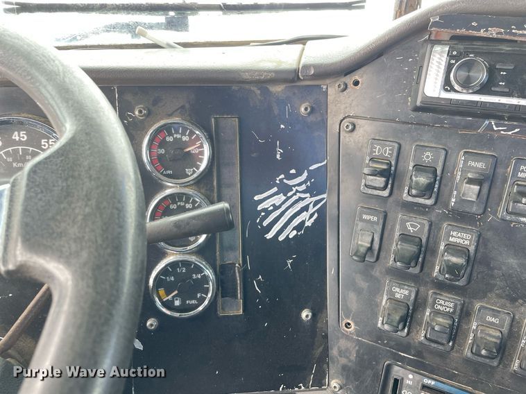 image for item DP0288 2000 International  9100 semi truck