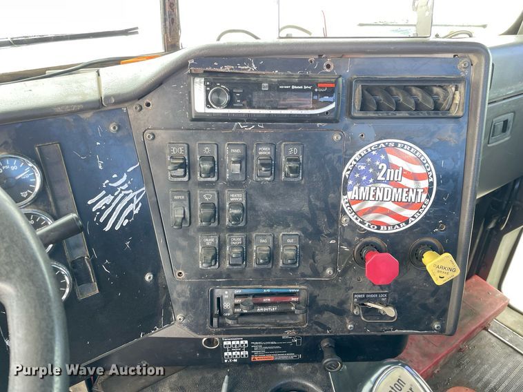 image for item DP0288 2000 International  9100 semi truck