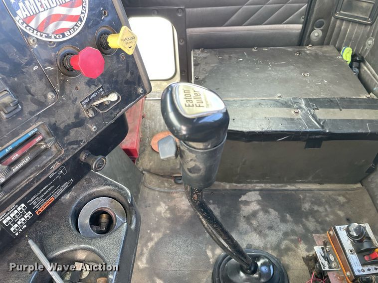 image for item DP0288 2000 International  9100 semi truck