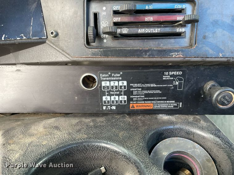 image for item DP0288 2000 International  9100 semi truck