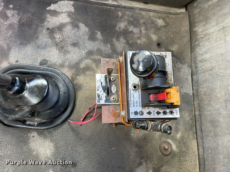 image for item DP0288 2000 International  9100 semi truck