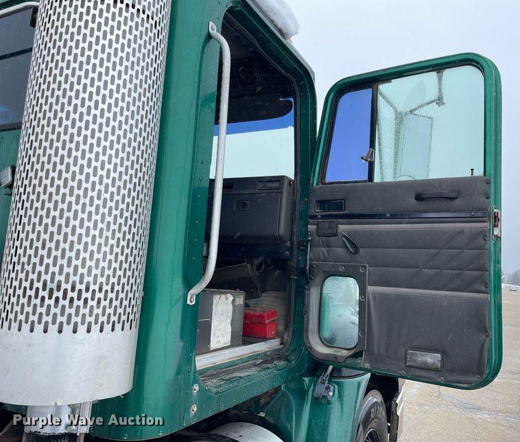 image for item DP0288 2000 International  9100 semi truck