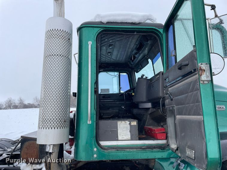 image for item DP0288 2000 International  9100 semi truck