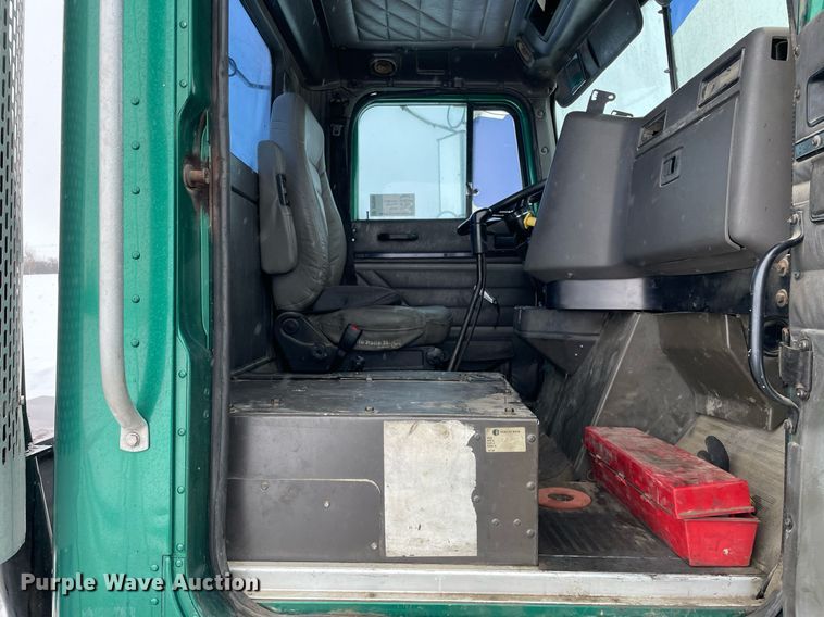 image for item DP0288 2000 International  9100 semi truck