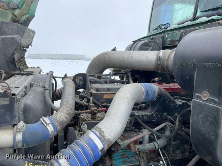 image for item DP0288 2000 International  9100 semi truck