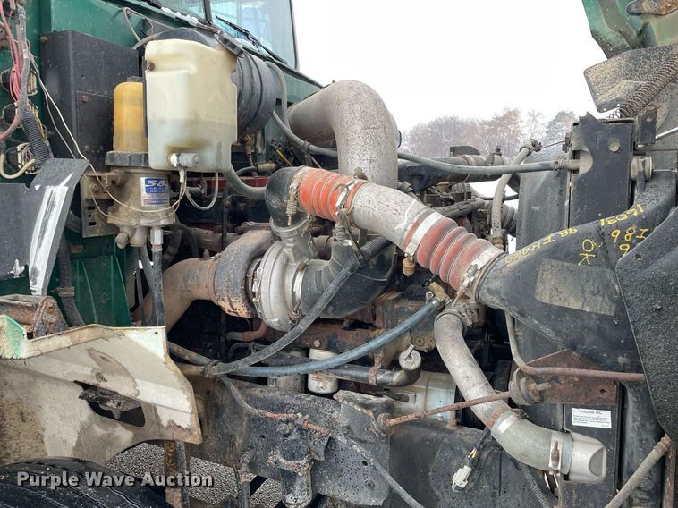 image for item DP0288 2000 International  9100 semi truck