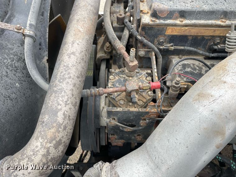 image for item DP0288 2000 International  9100 semi truck