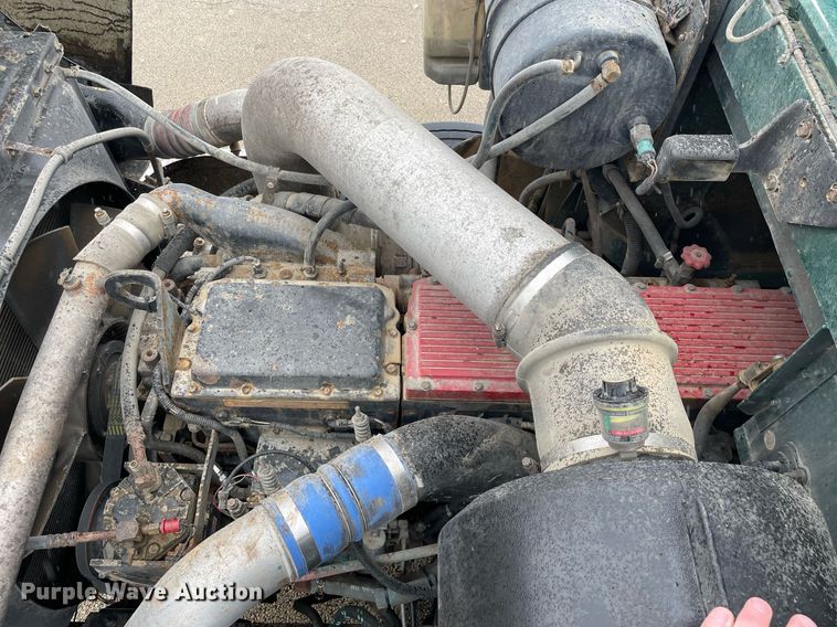 image for item DP0288 2000 International  9100 semi truck