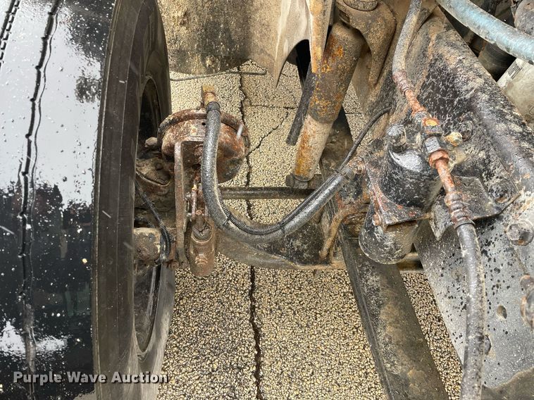 image for item DP0288 2000 International  9100 semi truck