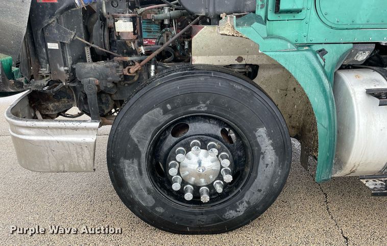 image for item DP0288 2000 International  9100 semi truck