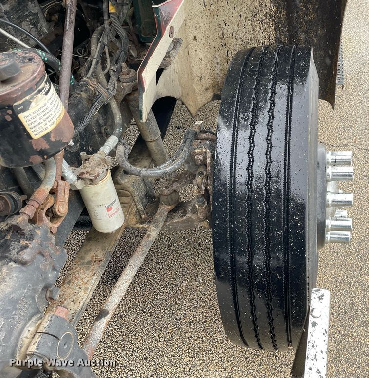 image for item DP0288 2000 International  9100 semi truck