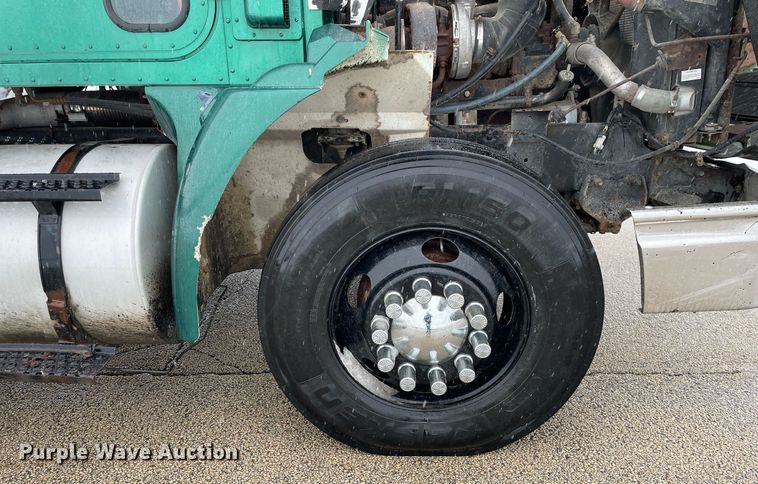 image for item DP0288 2000 International  9100 semi truck