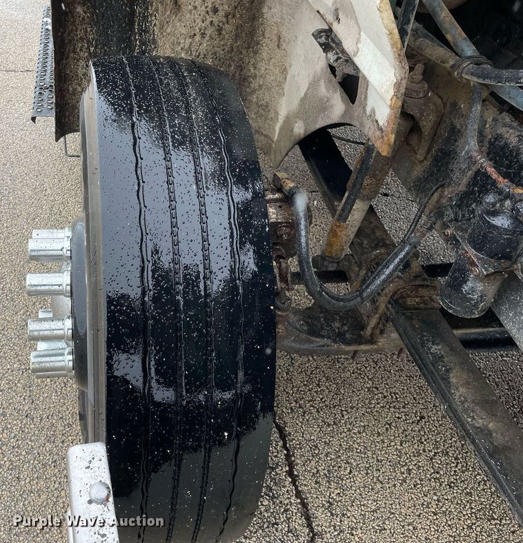 image for item DP0288 2000 International  9100 semi truck