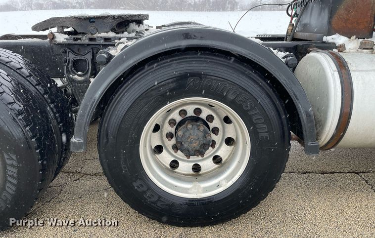 image for item DP0288 2000 International  9100 semi truck