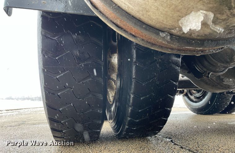 image for item DP0288 2000 International  9100 semi truck