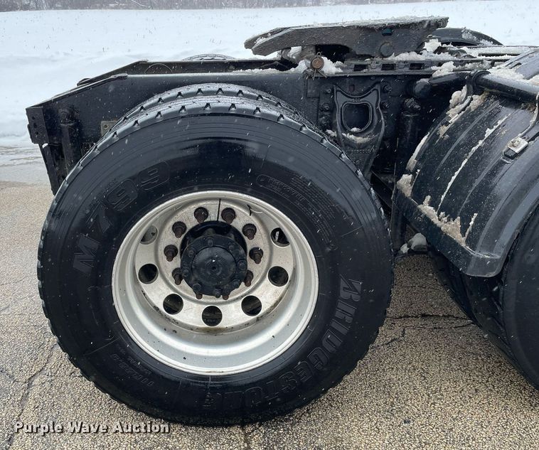 image for item DP0288 2000 International  9100 semi truck