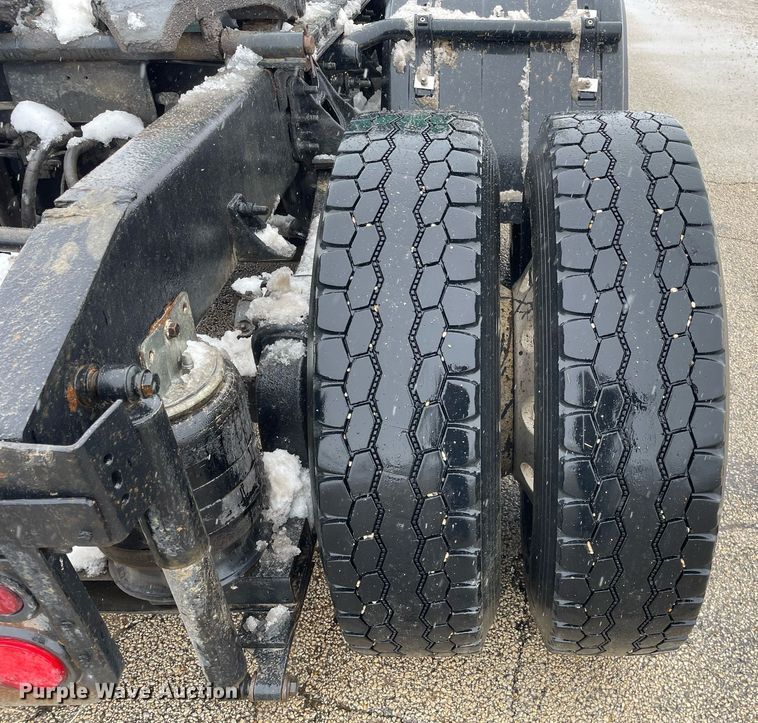 image for item DP0288 2000 International  9100 semi truck