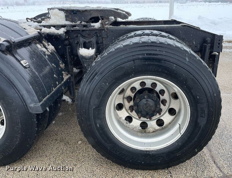 image for item DP0288 2000 International  9100 semi truck