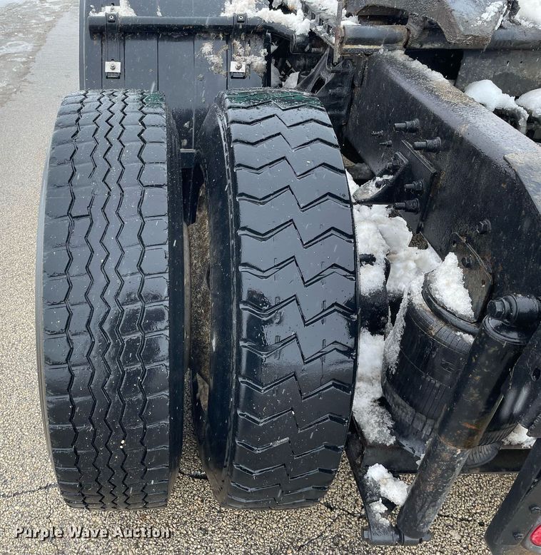 image for item DP0288 2000 International  9100 semi truck