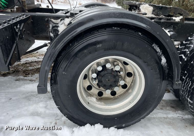 image for item DP0288 2000 International  9100 semi truck