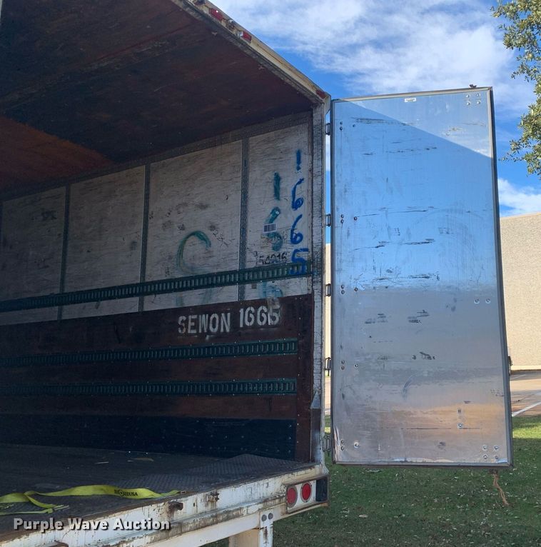 image for item DP8820 2004 Stoughton dry van trailer