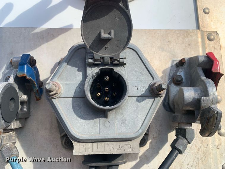 image for item DP8820 2004 Stoughton dry van trailer