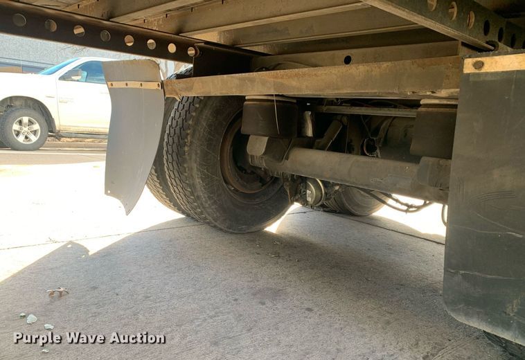 image for item DP8820 2004 Stoughton dry van trailer