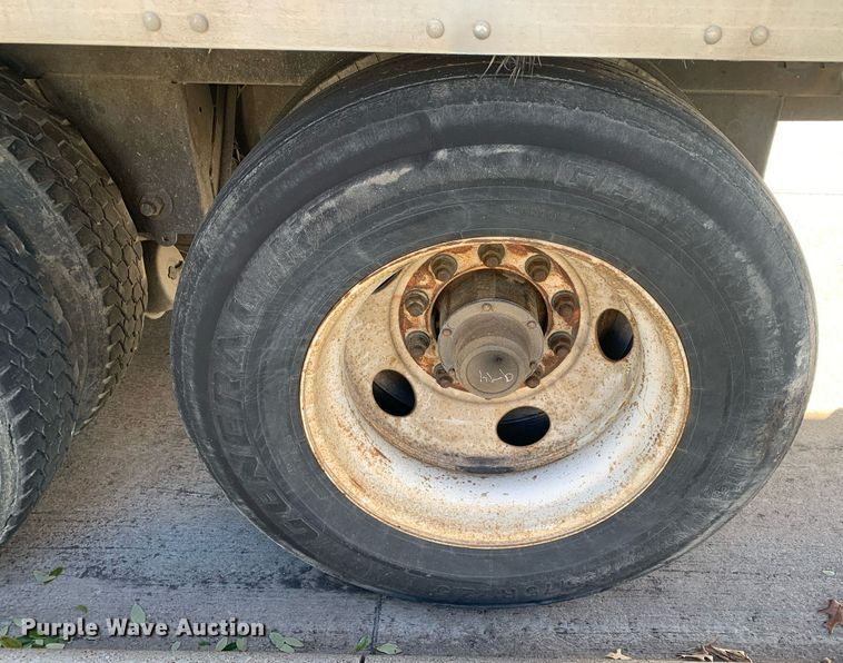 image for item DP8820 2004 Stoughton dry van trailer