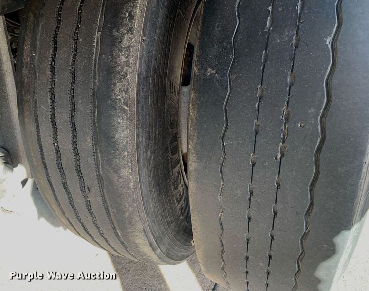 image for item DP8820 2004 Stoughton dry van trailer