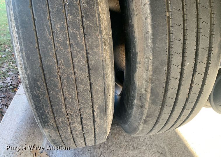 image for item DP8820 2004 Stoughton dry van trailer