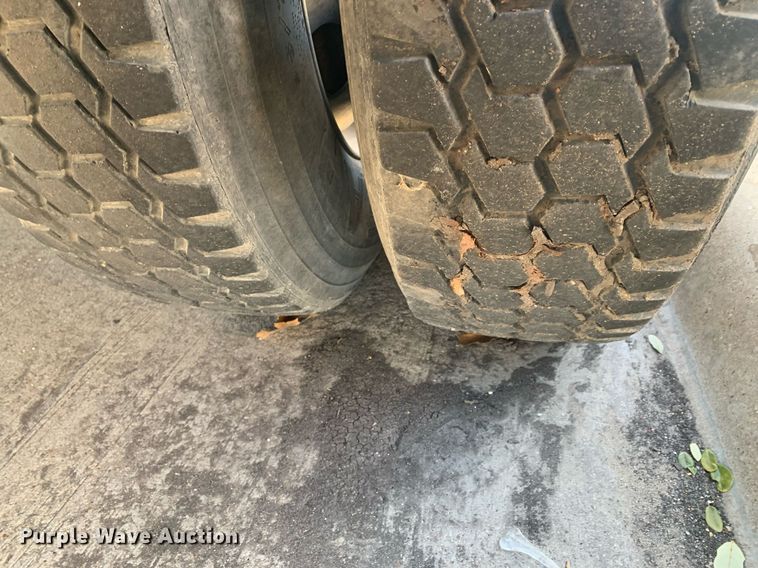 image for item DP8820 2004 Stoughton dry van trailer