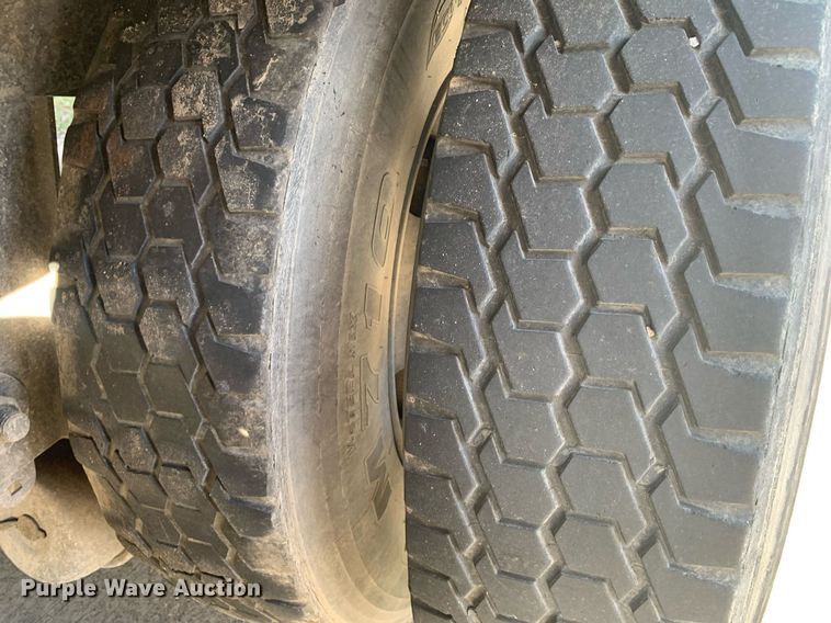 image for item DP8820 2004 Stoughton dry van trailer