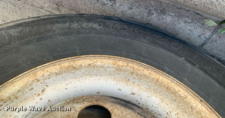 image for item DP8820 2004 Stoughton dry van trailer