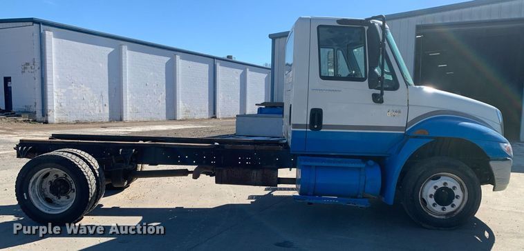 image for item DP8828 2005 International 4300 truck cab and chassis